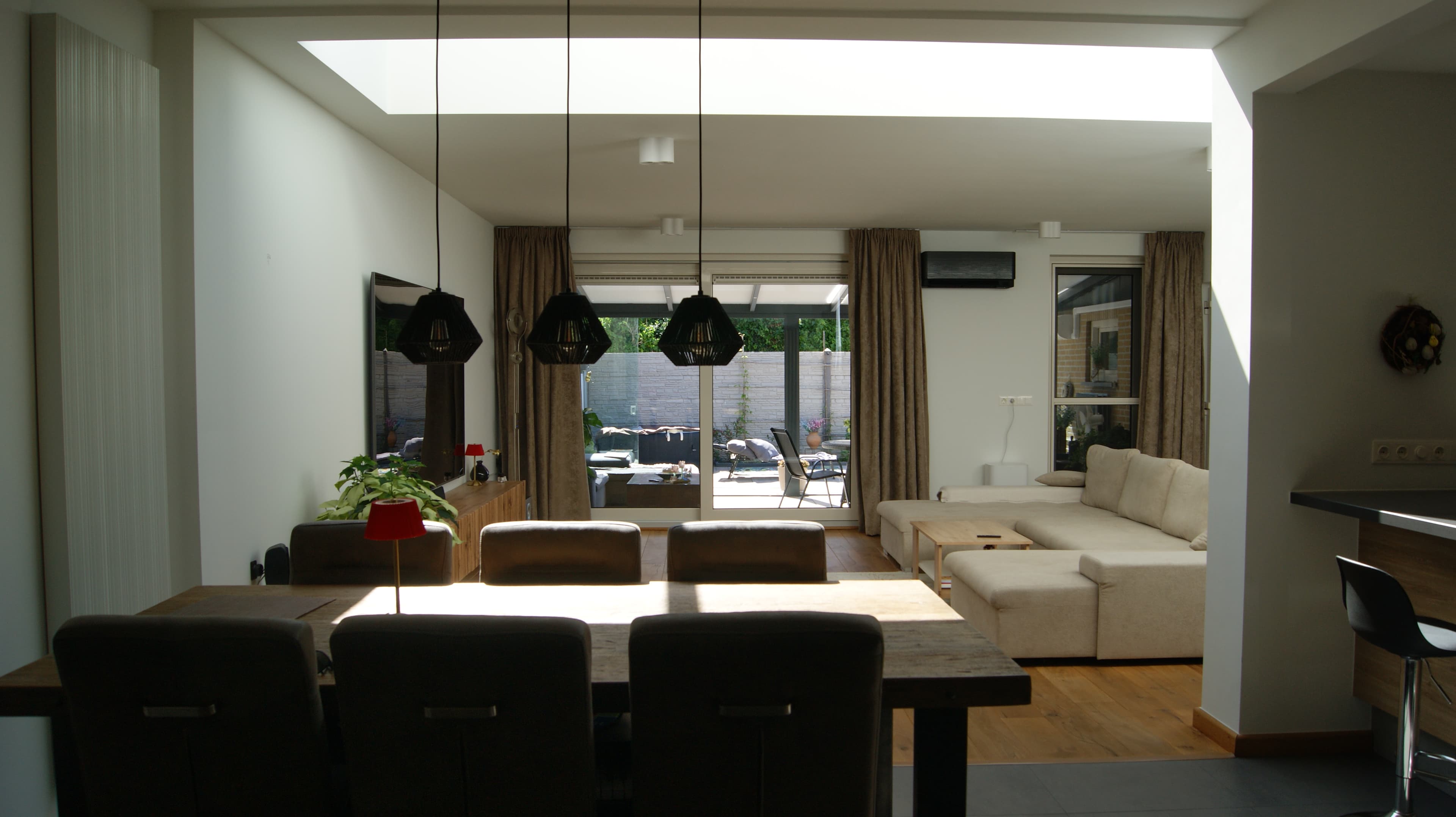 Woonkamer naast de keuken